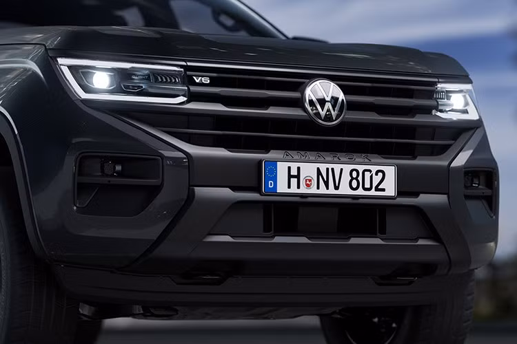 Volkswagen cũng đề cập đến ốp gương chiếu hậu, tay nắm cửa, bậc lên xuống, trụ B và thanh ray nóc màu đen mờ. Amarok Dark Label 2026 của Volkswagen cũng được trang bị thanh tạo kiểu màu đen mờ, cản sau màu đen, cửa sổ sau tối màu, tay nắm cửa sau màu đen và đèn hậu tối màu.