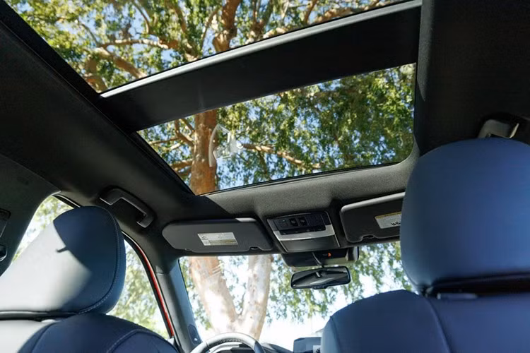 Điều đáng chú ý là bản Outlander PHEV mới nhất hiện đã được nâng cấp lên 302 mã lực và dùng pin 22,7 kWh, nghĩa là phiên bản Nissan mới ra mắt thực chất “chậm” hơn so với mẫu Mitsubishi đang bán.