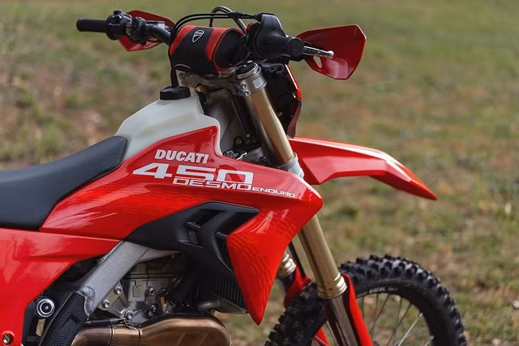 Desmo450 Enduro sử dụng nền tảng xe địa hình hàng đầu của Ducati làm cơ sở, trang bị tất cả các chi tiết enduro thông thường bao gồm bánh sau 18 inch, chân chống bên, bình xăng lớn 8,5 lít (tăng 1,3 lít so với bản MX) và bảo vệ tay nắm.