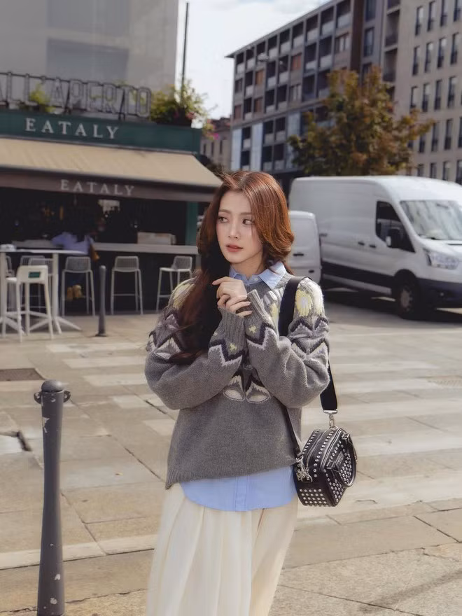 Baifern khéo léo layer áo sơ mi bên trong sweater len, kết hợp cùng chân váy dài - công thức đơn giản mà hiệu quả, mang lại vẻ ngoài thanh lịch, dịu dàng và đậm chất thu.