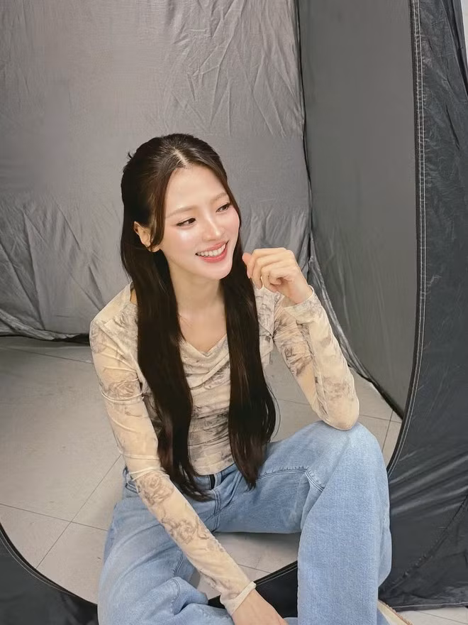 Quần jeans là item được Baifern ưu ái trong tủ đồ. Chỉ cần mix cùng áo tay phồng điệu đà là đã có ngay outfit xinh tươi, trẻ trung.