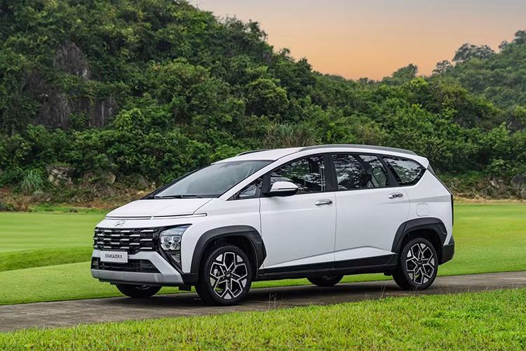Hyundai Stargazer - mẫu MPV có giá khởi điểm thấp nhất phân khúc hiện cũng được hỗ trợ 100% lệ phí trước bạ, tương đương mức ưu đãi từ 49 - 60 triệu đồng cho mọi phiên bản.