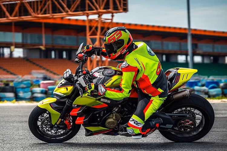 Đáng tiếc là hệ truyền động của xe không có thay đổi. Bơm sức mạnh cho Ducati Stradale V4 Lamborghini chính là khối động cơ Desmosedici Stradale, 4 xi-lanh, dung tích 1.103 phân khối.