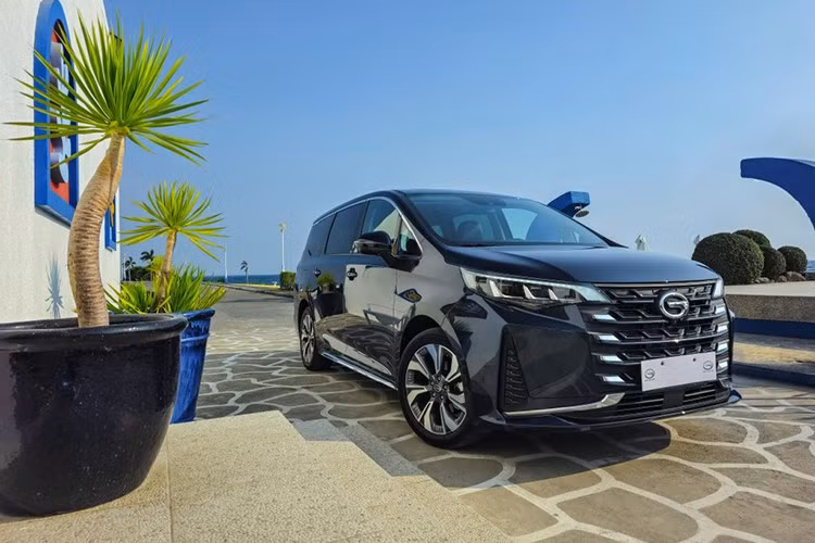 Dòng xe MPV cỡ nhỏ được đánh giá là lựa chọn hợp lý cho cả gia đình lẫn mục đích kinh doanh. MPV có thể chở 7 người, đi kèm khoang nội thất linh hoạt, nhiều mẫu xe còn được trang bị các tính năng tiện nghi và an toàn đầy đủ như camera 360, hỗ trợ khởi hành ngang dốc, cảnh báo điểm mù, và kiểm soát hành trình thích ứng.