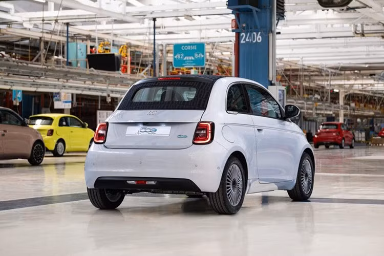 Việc sản xuất Fiat 500 Hybrid tại Ý không chỉ là sự trở lại của dòng xe biểu tượng này mà còn có ý nghĩa quan trọng đối với ngành công nghiệp ô tô Ý. Đây là một động thái thể hiện cam kết của Fiat trong việc phục hồi và phát triển ngành công nghiệp ô tô của đất nước, vốn đang đối mặt với nhiều thách thức trong những năm qua.