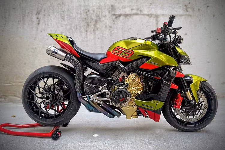 Nếu như bạn muốn sở hữu xe Ducati Streetfighter V4 Lamborghini tại thời điểm bây giờ là rất khó, trừ khi chịu mua xe đã qua sử dụng. Có 1 chiếc Ducati Streetfighter V4 Lamborghini mang số thứ tự 505/630 đang được chào bán với mức giá dưới 2 tỷ đồng nhưng sẽ trên 1 tỷ đồng.