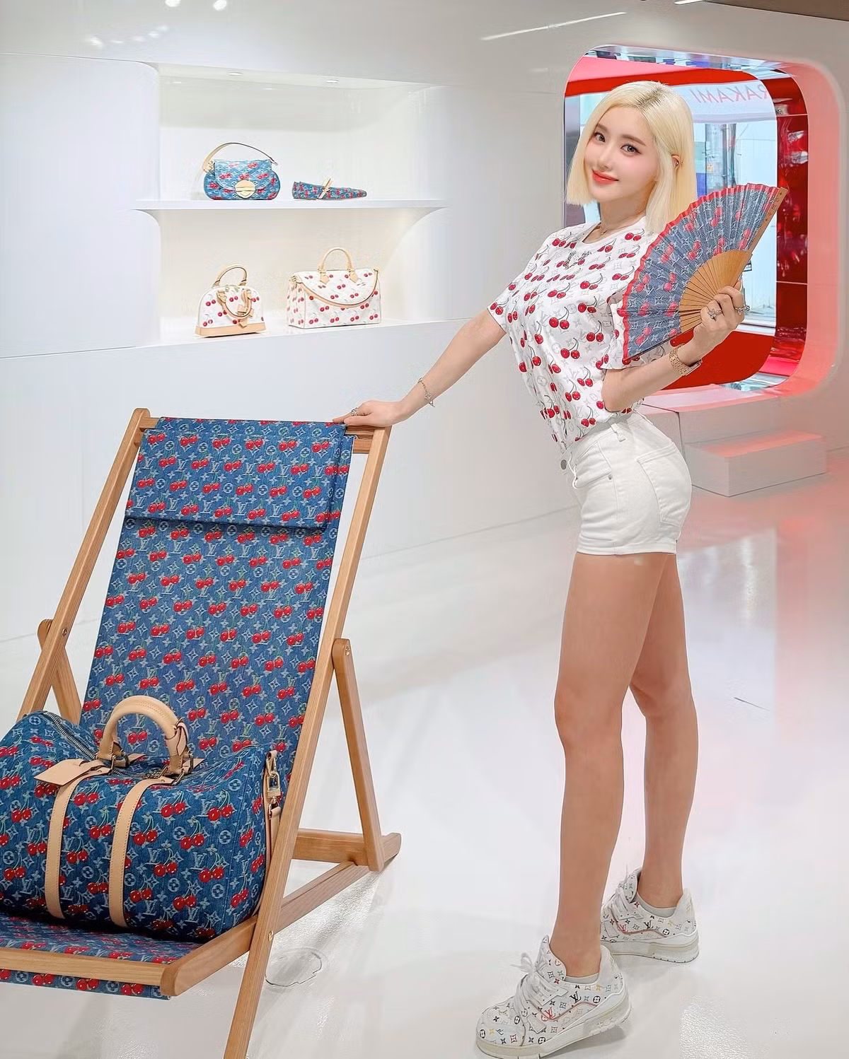 Soda cho biết mái tóc của mình đã bị hư tổn nặng nề từ gốc khi làm tại salon này cách đây 3 tuần, song sau đó không nhận được liên lạc nào từ chuyên viên. Đến khi bị "phốt", phía salon mới liên hệ, nói sẽ đưa 5 triệu won (hơn 3.600 USD) và muốn thỏa thuận gỡ bài đăng, nhưng cô từ chối.
