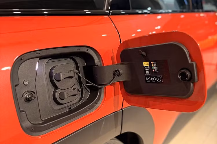 Xe có hỗ trợ sạc AC 11 kW và sạc nhanh DC lên đến 95 kW. Pin có thể sạc từ 10% đến 80% trong khoảng 30 phút tại trạm sạc nhanh DC. Thông qua MINI App, khách hàng có thể theo dõi tình trạng pin, quá trình sạc và lập kế hoạch hành trình phù hợp.