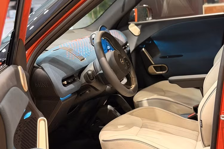 MINI Aceman 2026 chạy điện sở hữu cấu hình 5 chỗ ngồi, hàng ghế sau gập 60:40 giúp mở rộng khoang hành lý từ 300 lít lên 1.005 lít, đáp ứng linh hoạt nhu cầu sử dụng hằng ngày.