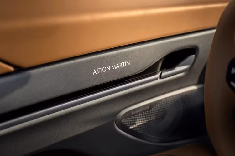 Mặc dù động cơ của xe không được nâng cấp, những chiếc Aston Martin Vanquish kỷ niệm 25 năm vẫn được trang bị động cơ V12 Twin-Turbo 5.2L sản sinh công suất lên đến 835 mã lực và mô-men xoắn cực đại 1.000 Nm.