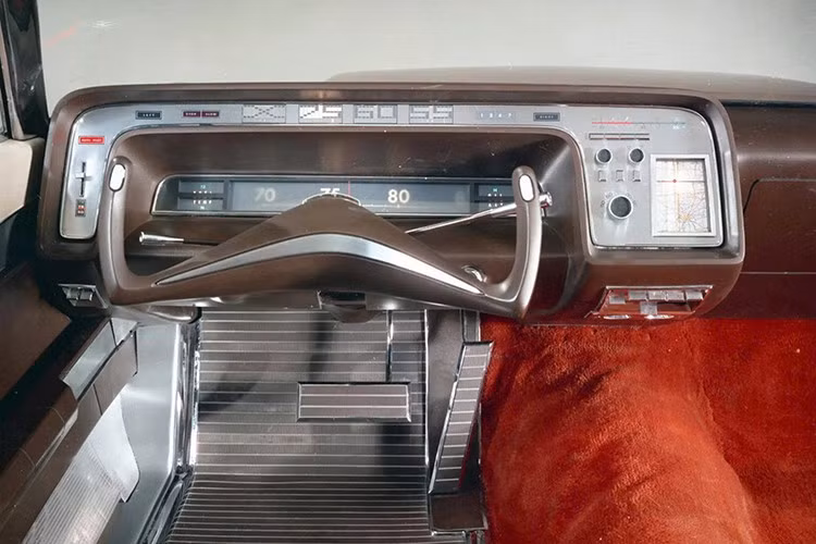 Một chi tiết đáng chú ý khác là vô-lăng dạng yoke thay cho vô-lăng tròn truyền thống. Ford từng giới thiệu thiết kế này cùng hệ thống lái chỉ cần khoảng nửa vòng quay từ khóa trái sang khóa phải, một ý tưởng khá tương đồng với hệ thống lái điện tử steer-by-wire mà Tesla áp dụng trên Cybertruck sau nhiều thập kỷ.