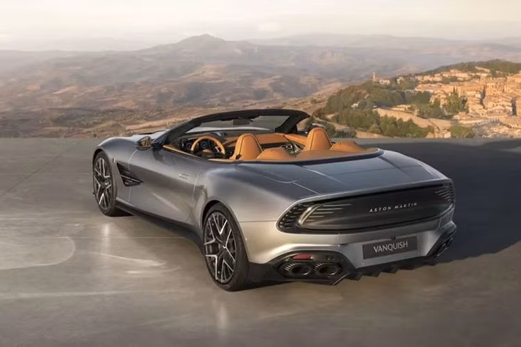 Nhìn từ xa, Vanquish 25 trông khá giống với bất kỳ chiếc Vanquish nào khác. Điểm nổi bật nhất chính là lớp sơn. Tất cả các mẫu đều được phủ cùng một màu bạc Q Skye Silver, với các chi tiết mạ kim loại dọc theo các khe gió trang trí bên.