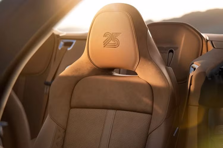 Các chi tiết trên Aston Martin Vanquish đặc biệt kỷ niệm 25 năm được trang trí khắc laser mang thương hiệu Aston Martin, nút khởi động/dừng động cơ màu đỏ, trần xe bọc Alcantara màu đen và dòng chữ "Vanquish 25" thêu trên ghế.