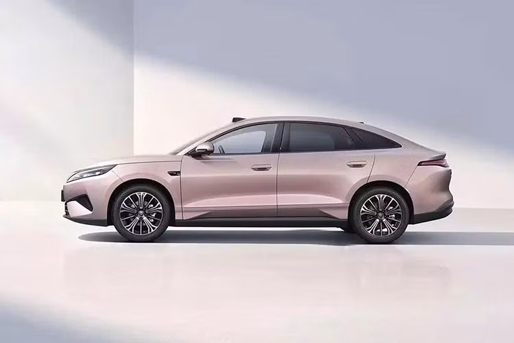 Những hình ảnh chính thức đầu tiên cho thấy BYD Qin Max tạo cảm giác khá quen thuộc vì sở hữu kiểu dáng tổng thể tương tự mẫu xe Seal 6 đang bán ở các thị trường quốc tế. Xe cũng được trang bị thân xe bo tròn và phần mui vuốt dài về phía sau. Thiết kế cửa xe với tay nắm ẩn và các đường gân dập ở phía dưới cũng gần như được giữ nguyên.