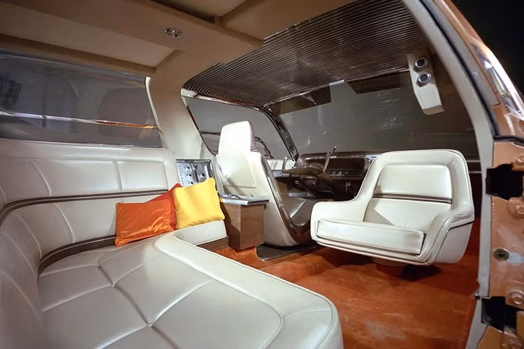Bên trong khoang lái, Ford hình dung một không gian giống phòng khách hơn là một chiếc wagon truyền thống. Aurora sở hữu nhiều vùng điều hòa độc lập, khoang làm mát đồ uống, hệ thống giải trí cho hàng ghế sau, ghế ngồi kiểu lounge cùng không gian rộng rãi để hành khách có thể thư giãn trong suốt hành trình. Hiện nay, nhiều trang bị tương tự đã trở nên phổ biến trên các mẫu SUV cao cấp, sedan hạng sang và xe đa dụng phục vụ khách hàng VIP.