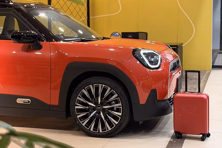 Theo ông Daren Ching - Giám đốc MINI châu Á chia sẻ: "MINI Aceman là sự bổ sung mới trong danh mục sản phẩm MINI. Mẫu xe kết hợp thiết kế đặc trưng của thương hiệu với hệ truyền động thuần điện, mang đến thêm lựa chọn cho khách hàng yêu thích phong cách sống đô thị, công nghệ và cá tính riêng."