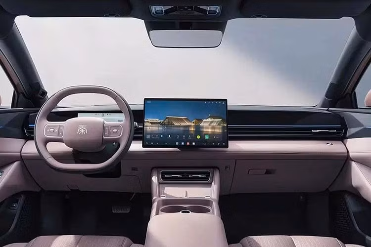 Đối với phiên bản thuần điện, BYD cung cấp hai cấu hình mô-tơ điện đặt phía sau với công suất lần lượt 120 kW (161 mã lực) và 240 kW (322 mã lực). Hai phiên bản này đi kèm bộ pin LFP dung lượng 52,868 kWh và 64,315 kWh, cho phạm vi hoạt động theo tiêu chuẩn CLTC lần lượt là 530 km và 630 km.
