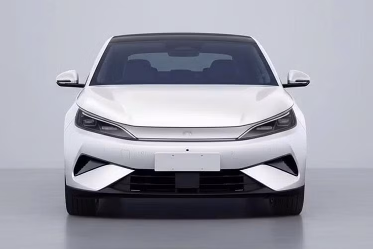 Theo các nguồn tin chưa chính thức, BYD Qin Max dự kiến sẽ ra mắt thị trường Trung Quốc vào ngày 13/8 tới đây. Tuy nhiên, từ cuối tháng 7, xe sẽ bắt đầu được trưng bày tại đại lý và có giá bán tạm tính từ 115.000-155.000 Nhân dân tệ (khoảng 402-542 triệu đồng).