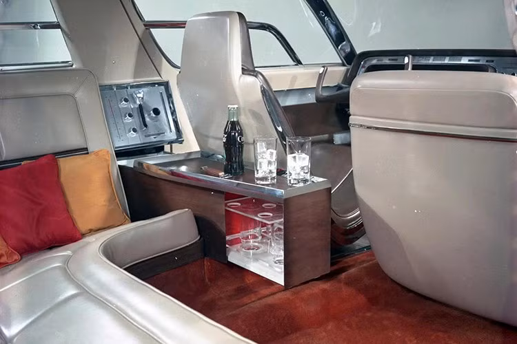 Không gian nội thất rộng rãi đến từ kích thước tổng thể rất lớn. Ford Aurora dài 5.766 mm với trục cơ sở 3.327 mm. Để so sánh, Ford Expedition MAX phiên bản trục cơ sở kéo dài hiện nay có chiều dài 5.631 mm và trục cơ sở 3.340 mm. Điều này cho thấy Aurora vẫn là một mẫu xe có kích thước rất lớn ngay cả khi so với các mẫu SUV hiện đại.