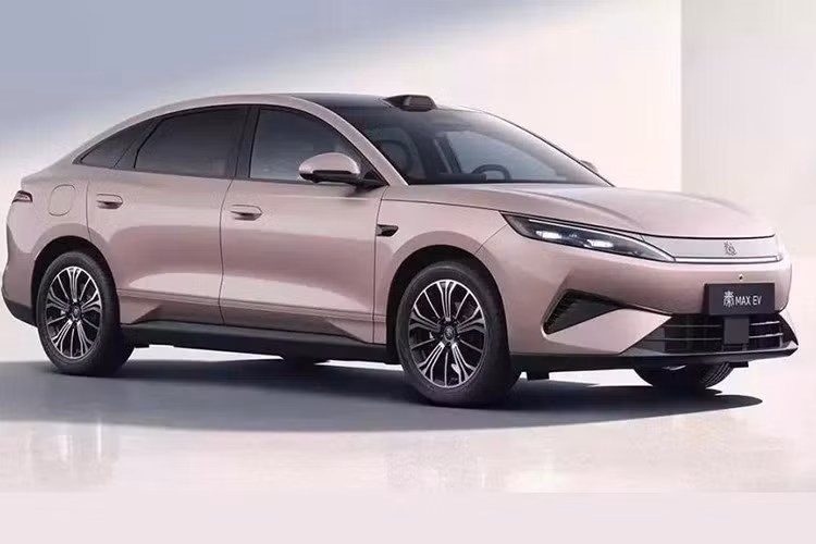 BYD chuẩn bị tung ra một mẫu sedan mới mang tên Qin Max 2027 tại thị trường Trung Quốc. Đây sẽ là mẫu xe cao cấp nhất của dòng BYD Qin tại thị trường sát cạnh Việt Nam. Trên thực tế, BYD Qin Max là phiên bản cao cấp hơn của Qin L EV.