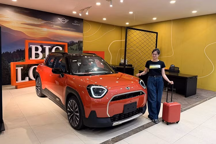 THACO AUTO và MINI chính thức giới thiệu MINI Aceman tại thị trường Việt Nam. Việc bổ sung MINI Aceman giúp mở rộng thêm lựa chọn trong dải sản phẩm MINI, dành cho những khách hàng yêu thích một mẫu crossover thuần điện nhỏ gọn, phù hợp với nhu cầu di chuyển trong đô thị nhưng vẫn giữ trọn DNA thiết kế và cảm giác lái đặc trưng của thương hiệu.