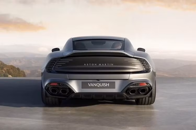 Tất cả những chiếc Aston Martin Vanquish đặc biệt kỷ niệm 25 năm đều được chế tạo bởi dịch vụ cá nhân hóa Q của hãng, có nghĩa là mỗi trong số 50 chiếc xe đều được đặt hàng riêng theo yêu cầu.