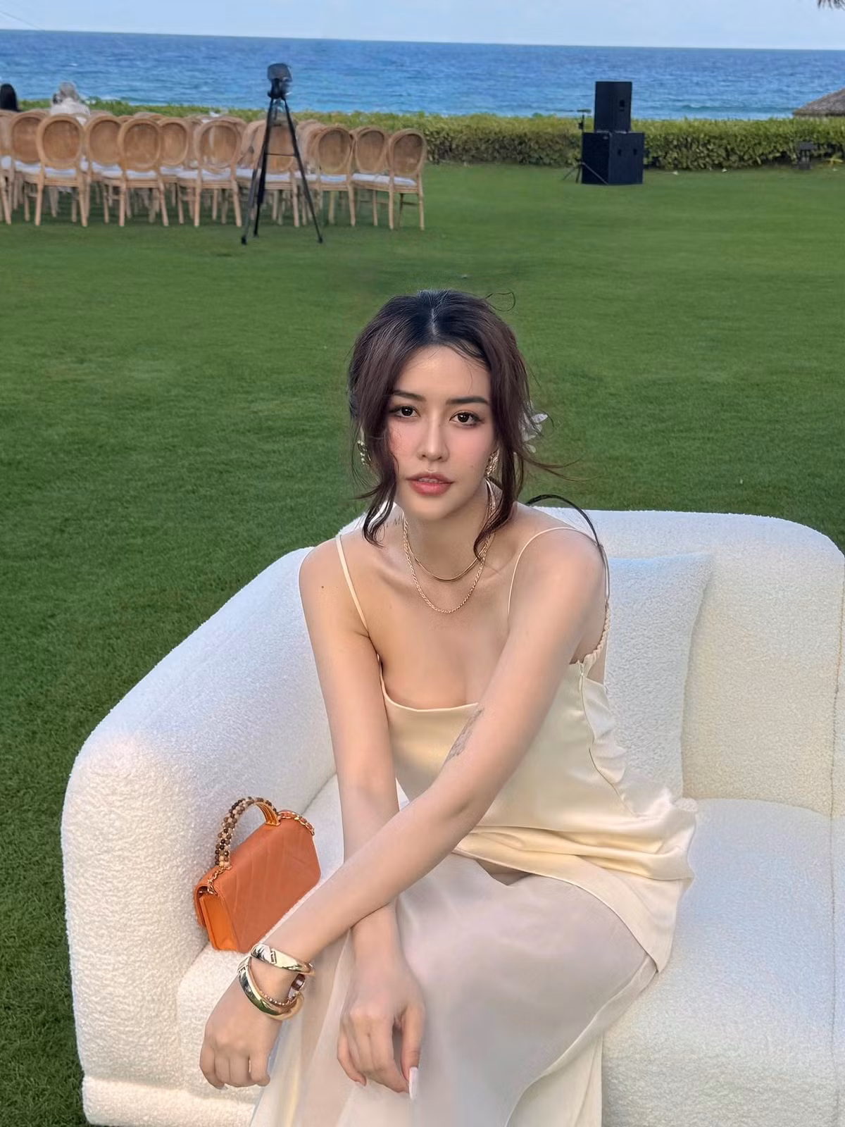 Quyên Qui theo đuổi phong cách thời trang quyến rũ, thường xuyên diện những thiết kế cut-out hoặc váy cúp ngực để khoe khéo đường cong.