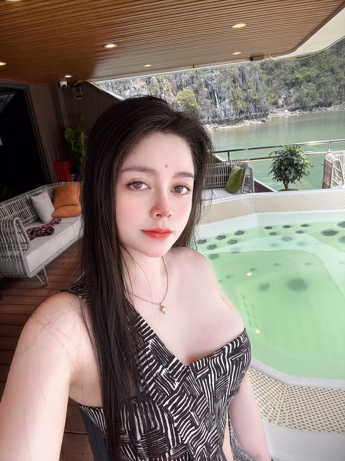 Loạt ảnh của hot girl Tuyên Quang được thực hiện trong một không gian thiên nhiên trong lành, tạo cảm giác vừa gần gũi, vừa gợi cảm khó cưỡng.