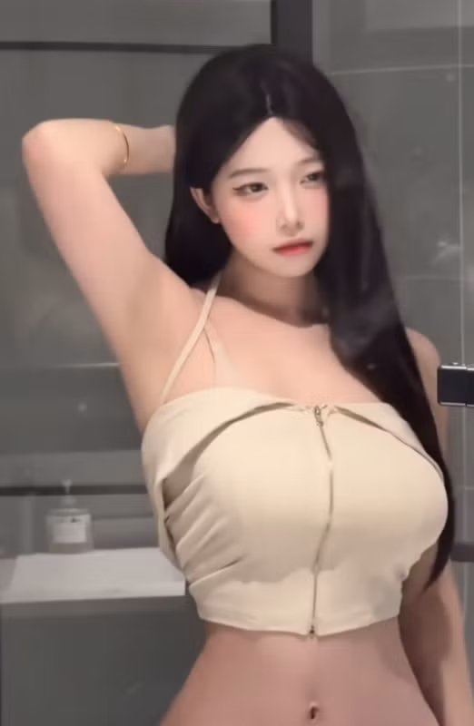 Trong bối cảnh MXH ngày càng bão hòa nội dung, nhiều hot girl buộc phải tìm cách thu hút bằng mọi giá. Do đó, việc “úp mở”, tạo hiệu ứng gây tò mò bằng hình ảnh nhạy cảm đang trở thành thủ thuật quen thuộc. Trường hợp của YuYu dường như là một ví dụ điển hình như vậy.