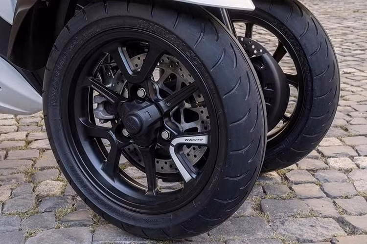 Một trong những trang bị đáng chú ý khác là hệ thống hỗ trợ đứng xe Standing Assist, giúp giữ cân bằng khi dừng đèn đỏ hoặc khi dắt xe ở tốc độ thấp. Với một mẫu xe nặng hơn 200 kg, tính năng này đóng vai trò quan trọng trong việc giảm tải cho người lái, đồng thời nâng cao tính tiện dụng trong môi trường đô thị.