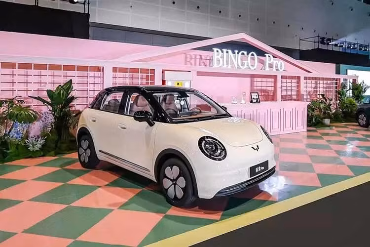 Tại thị trường quê nhà Trung Quốc, Wuling Bingo Pro có giá mở bán dao động từ 58.800-72.800 Nhân dân tệ (khoảng 206-255 triệu đồng). Mẫu xe này sẽ chính thức ra mắt tại thị trường Trung Quốc vào ngày 22/5 tới đây.