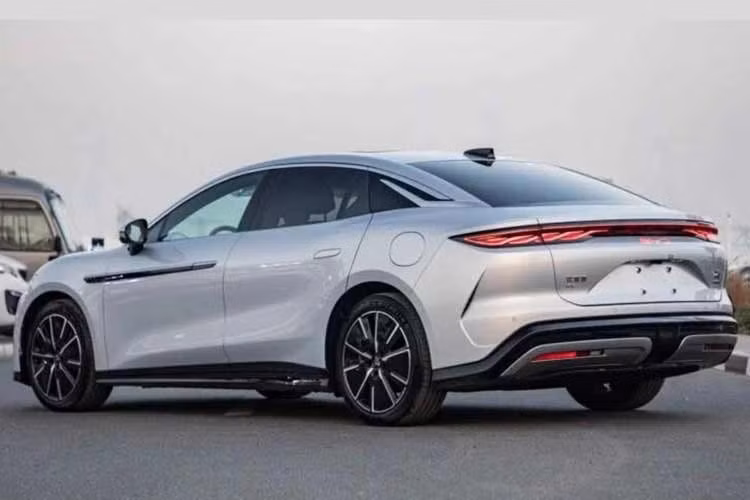 Hiện tại, BYD Han đang được phân phối chính hãng tại Việt Nam với mức giá niêm yết 1,489 tỷ đồng cho một phiên bản duy nhất. Trong khi chờ đợi phiên bản 2026 với công nghệ sạc Flash chính thức ra mắt, các đại lý đang triển khai gói ưu đãi trị giá hơn 85 triệu đồng.