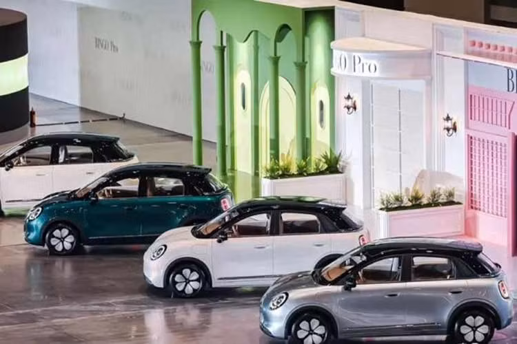 Wuling cho biết các phiên bản thấp cần khoảng 35 phút để sạc nhanh từ 30%-80%. Tốc độ sạc chậm hơn này đóng vai trò quan trọng trong việc kiểm soát nhiệt độ pin. Các phiên bản cao cấp với hệ thống làm mát bằng chất lỏng hỗ trợ sạc nhanh 3C, cho phép sạc từ 30%-80% chỉ trong 15 phút. Công suất sạc chậm AC cũng tăng từ 3,3 kW lên 6,6 kW, giúp thời gian sạc đầy giảm từ 9 giờ xuống còn 6 giờ.