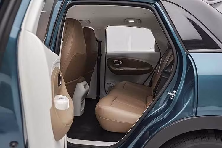 Tuy nhiên, chỉ các phiên bản cao cấp với pin dung lượng lớn hơn mới được trang bị hệ thống làm mát bằng chất lỏng. Các phiên bản thấp chỉ sử dụng hệ thống làm mát pin bằng không khí. Tương tự nhiều mẫu xe điện cỡ nhỏ và giá rẻ khác, Wuling Bingo Pro sử dụng pin làm mát bằng không khí có thể gặp hiện tượng suy giảm tốc độ sạc nhanh DC nghiêm trọng do nhiệt độ pin tăng cao.