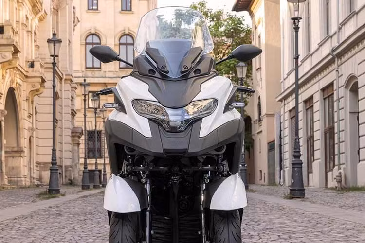 Mẫu xe tay ga 3 bánh - Yamaha Tricity 300 ABS 2026 mới được xây dựng theo triết lý Smart Commuting Way, hướng đến một phương tiện vừa gọn gàng trong vận hành đô thị vừa đủ mạnh mẽ cho những hành trình dài hơn.