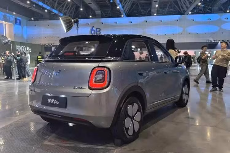Là xe hatchback 5 cửa 5 chỗ, Wuling Bingo Pro 2026 chạy điện tại thị trường Trung Quốc sở hữu kích thước dài x rộng x cao lần lượt 4.050 x 1.758 x 1.580 mm và chiều dài cơ sở 2.560 mm. Khoang nội thất của Wuling Bingo Pro tiếp tục duy trì phong cách hoài cổ đặc trưng với nhiều bề mặt màu kem và be kết hợp các chi tiết mạ crôm.