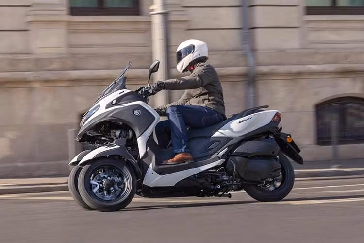 Bộ lốp kích thước lớn ở cả trước và sau trên Yamaha Tricity 300 ABS 2026 không chỉ hỗ trợ độ bám đường mà còn tăng độ ổn định khi xe vận hành ở tốc độ cao hoặc khi chở tải. Bình xăng dung tích 13 lít giúp xe đáp ứng tốt nhu cầu di chuyển hằng ngày mà không cần tiếp nhiên liệu thường xuyên.