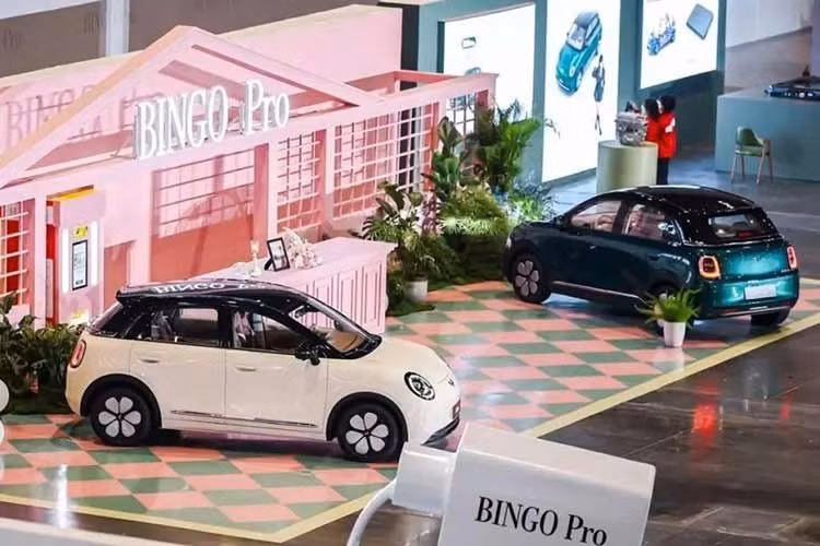 Sẽ không ngạc nhiên nếu Wuling Bingo Pro sẽ được bán ở thị trường Việt Nam trong tương lai. Hiện Bingo tiêu chuẩn đang được bán ở nước ta với 3 phiên bản và giá bán từ 399-499 triệu đồng. Tuy nhiên, trong tháng 5 này, khách hàng sẽ được hưởng gói ưu đãi trị giá 66 triệu đồng, gồm hỗ trợ 4% giá trị xe, hỗ trợ chi phí sạc điện trong 3 năm, tặng bộ sạc tại nhà, gói bảo dưỡng và gia hạn bảo hành.