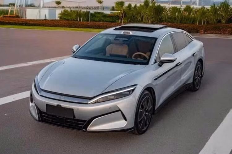 Gói ưu đãi cho BYD Han đã bao gồm việc ưu đãi trực tiếp 20 triệu đồng tiền mặt cùng nhiều quà tặng giá trị khác, nhằm tăng sức hấp dẫn cho mẫu sedan này trong phân khúc xe điện hạng sang tại Việt Nam.