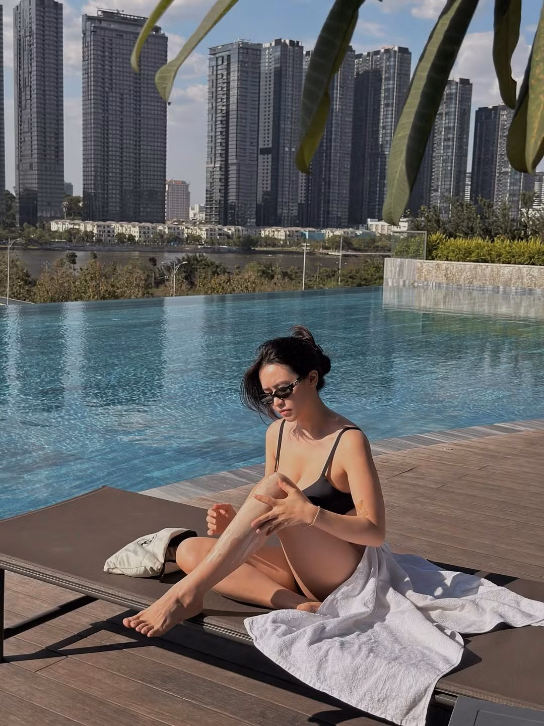 Chiếc sơ mi dáng rộng khoác hờ bên ngoài bikini hay những khoảnh khắc thư giãn bên hồ bơi càng làm nổi bật hình ảnh một Quyên Qui gợi cảm nhưng không phô trương, quyến rũ theo cách rất riêng.