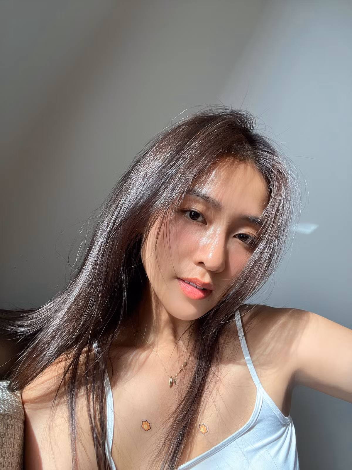 Trong loạt ảnh, Khả Ngân xuất hiện trong trang phục tối giản với áo hai dây màu trắng ôm dáng, phối cùng quần jeans năng động.