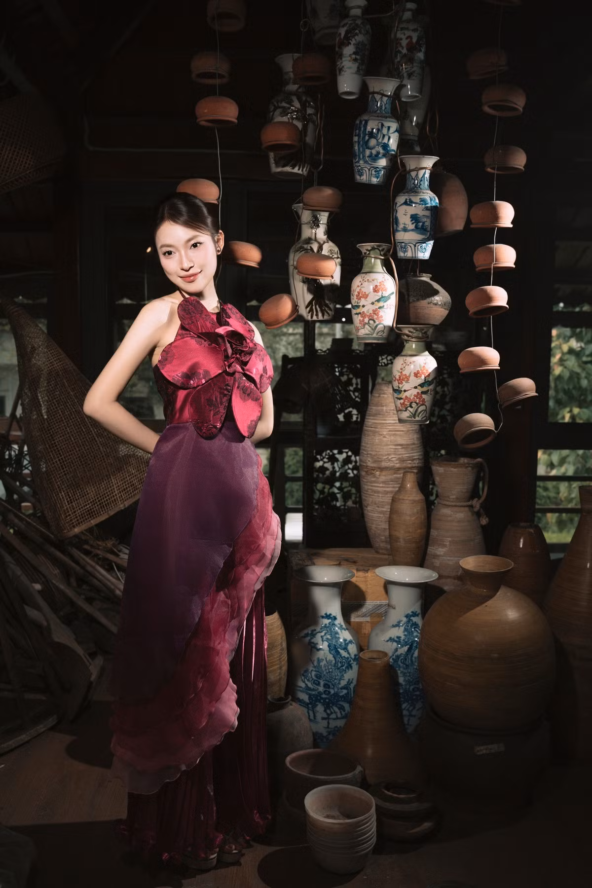 MC Khánh Vy mới đây đã khiến người hâm mộ không khỏi trầm trồ khi khoe bờ vai trần nõn nà, gợi cảm trong loạt ảnh mới.