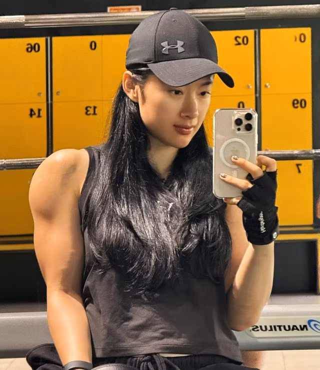 Ai nấy đều xuýt xoa: "Trinh lực lưỡng hơn cả lực sĩ", "Phạm Văn Mách mà bị lấn át cơ bắp".