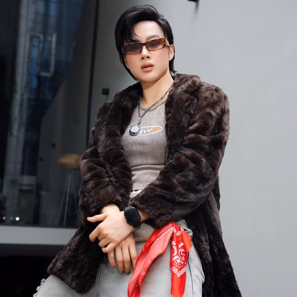Bước ra khỏi hình ảnh "nữ thần nhan sắc" mong manh của showbiz Việt trước đây, Angela Phương Trinh hiện gây ấn tượng với vóc dáng đô con, khỏe mạnh, toát lên tinh thần thể thao và tự tin. Khoảnh khắc "so kè" bên Phạm Văn Mách trở thành chủ đề bàn tán rôm rả.