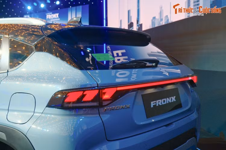 Đằng sau ngoại hình SUV lai Coupe nhỏ gọn và cân đối là chiều dài cơ sở khá lớn trong phân khúc, đạt 2.520 mm. Ngoài xe, xe còn sở hữu bán kính quay vòng tối thiểu chỉ 4,8 m tốt nhất phân khúc, giúp việc quay đầu xe trong những con phố chật hẹp trở nên dễ dàng và tự tin hơn.
