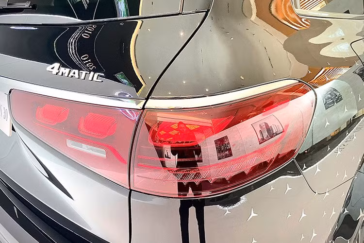 Không chỉ chú trọng tính thẩm mỹ, Mercedes-Benz còn cải thiện khả năng vận hành địa hình của GLS thông qua gói Off-road Engineering Package. Gói trang bị này tối ưu hệ thống treo và kiểm soát lực kéo, cho phép xe dễ dàng thích ứng với nhiều loại địa hình phức tạp từ đường cát, sỏi cho tới đèo dốc.