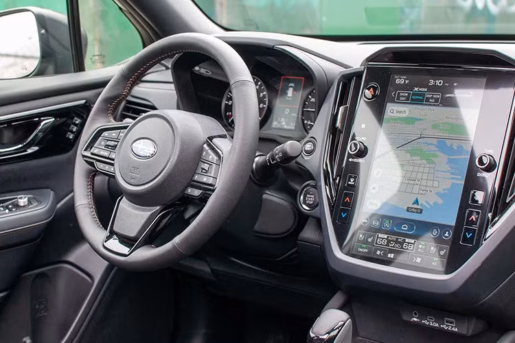 Khoang cabin của Forester 2025 được nâng cấp đáng kể với màn hình trung tâm đặt dọc 11,6 inch, hỗ trợ Apple CarPlay và Android Auto không dây, kèm sạc điện thoại không dây tiêu chuẩn. Hệ thống điều hòa tự động được tích hợp trực tiếp trên màn hình, chỉ giữ lại các nút vật lý cơ bản cho điều chỉnh nhiệt độ và âm lượng.