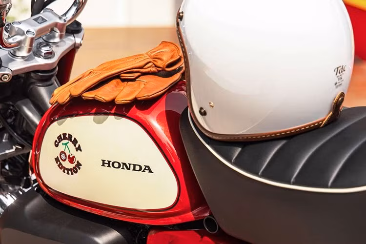 Phiên bản Honda Monkey Cherry Edition mới này vẫn được trang bị động cơ 125cc với hộp số 5 cấp, mang lại hiệu suất vận hành ấn tượng.