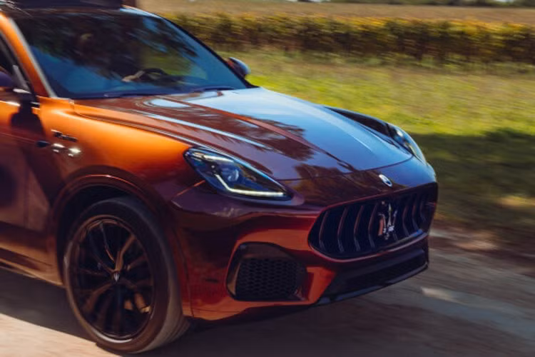 Giovanni Perosino, Giám đốc Tiếp thị và Truyền thông Maserati: “Grecale Tributo Il Bruciato là kết quả của dự án độc quyền xoay quanh bản chất Maserati như biểu tượng của sự sang trọng Ý trên toàn thế giới. Được sản xuất cho số có hạn và gần như may đo, lấy cảm hứng từ truyền thống và thủ công 100% made in Italy.