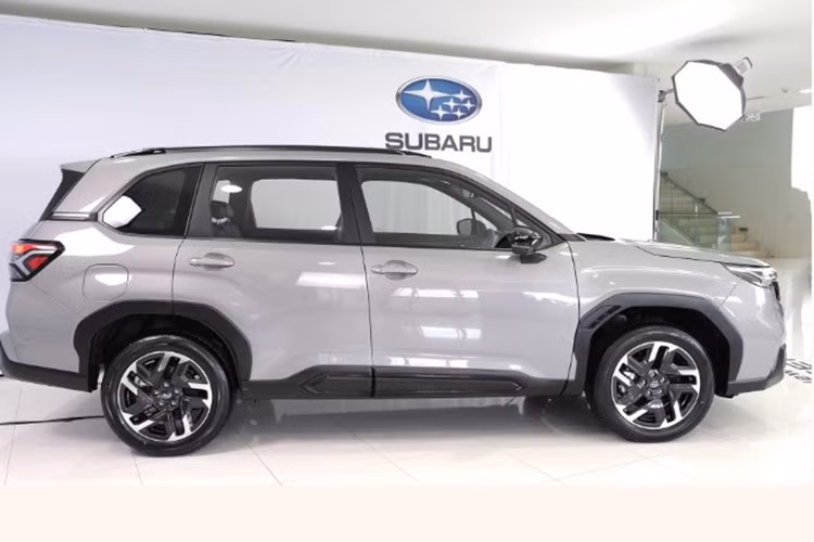 Dù vẫn giữ ngôn ngữ thiết kế quen thuộc, mẫu xe SUV Subaru Forester 2025 sở hữu một số tinh chỉnh ở lưới tản nhiệt, cụm đèn và cản trước mang lại diện mạo mạnh mẽ, hiện đại hơn. Đèn chiếu sáng và đèn hậu đều dùng công nghệ LED, mâm xe kích thước 18 inch.